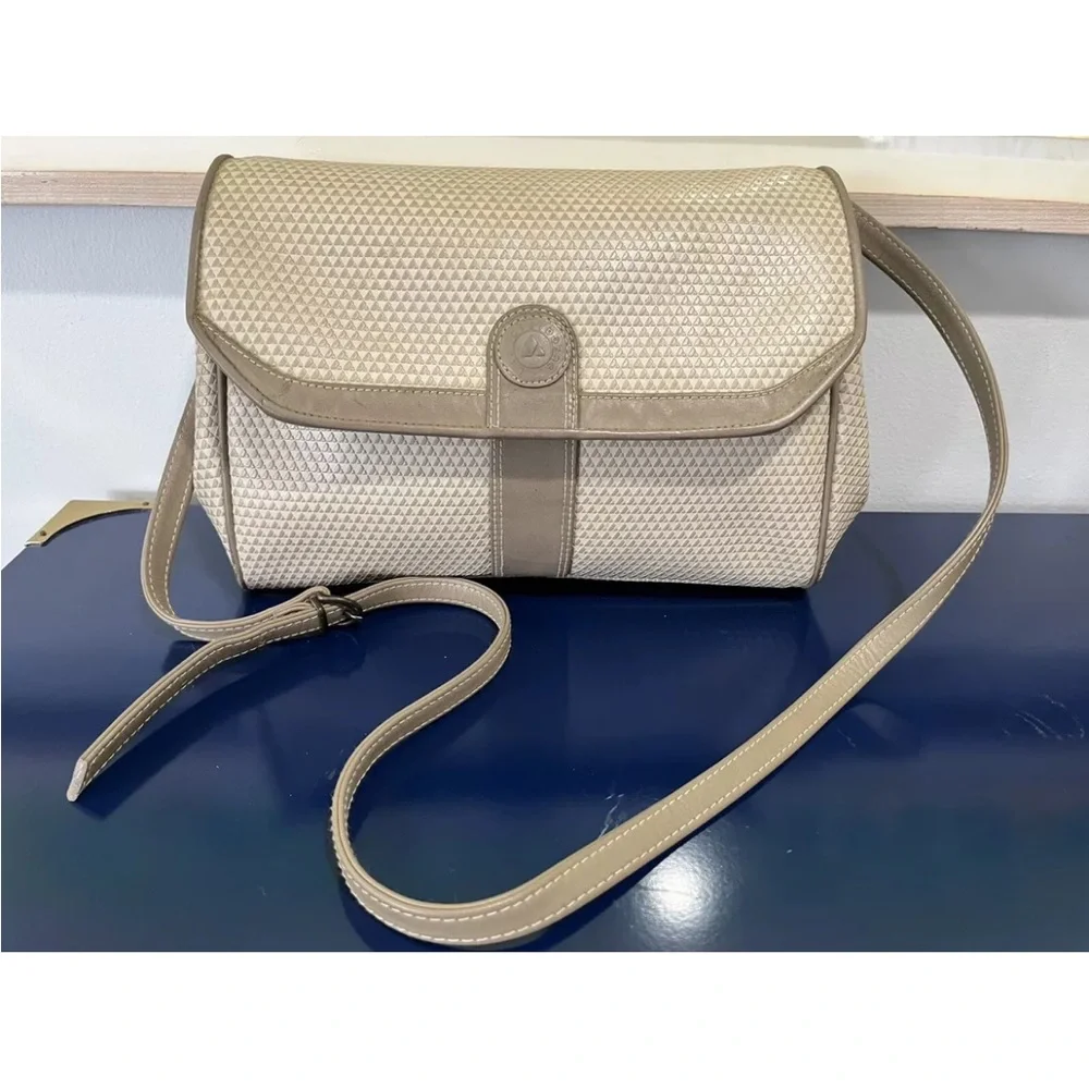 Liz Claiborne Purse Cream Triangle Logo Leather Vinyl Bag Cross Body Vintage 80s